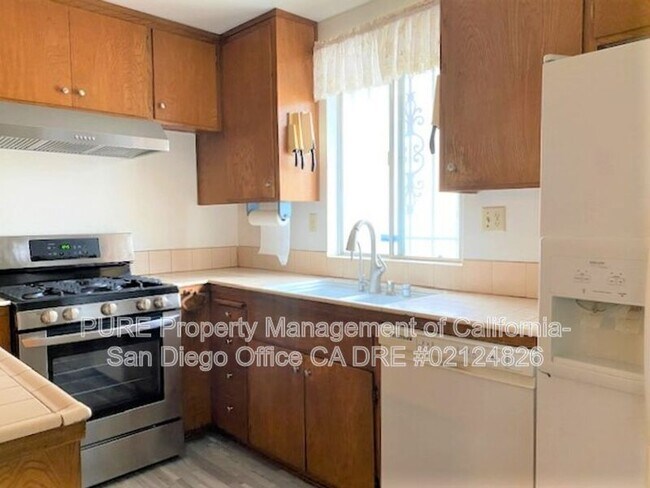 Building Photo - 2925 Luana Dr
