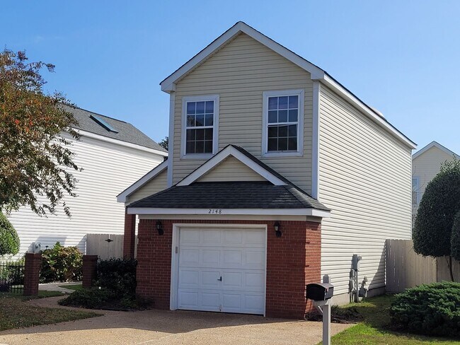 Building Photo - 3 Bedroom Detached Condo in Highly Desirab...