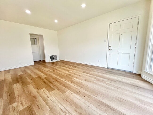 Building Photo - Charming Remodeled Lakewood Home with Bonu...
