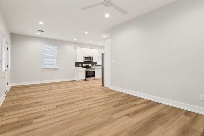 Building Photo - Spacious 3 Bedroom, 2 Bath Apartment with Modern Appliances