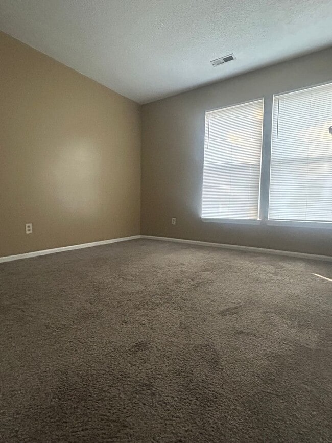 Building Photo - 9605 Vinca Cir