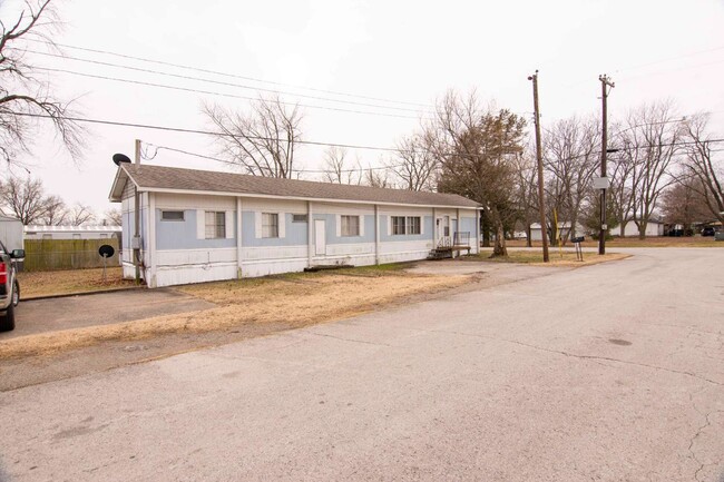 Building Photo - 3 Bedroom 2 Bath