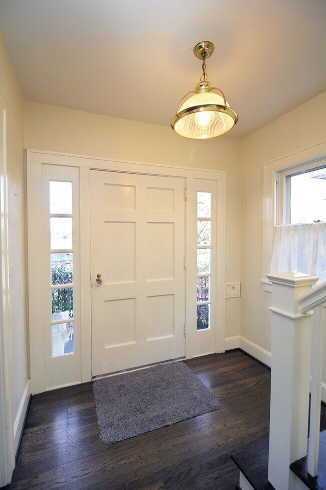 Foto del edificio - Gorgeous 3 Bedroom Dolph Park Colonial Home Set On Huge Lot!