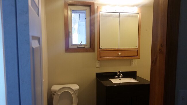 Baño - 240 S Healy Ave