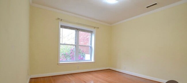 Building Photo - Charming 3 Bedroom-No Broker Fee