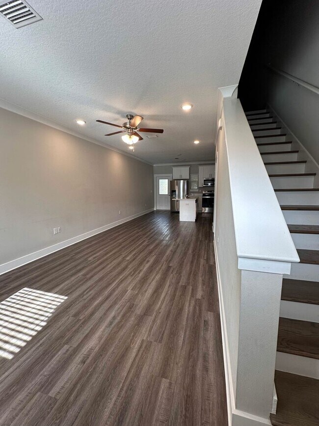 Building Photo - Centrally located townhome in The Verandas