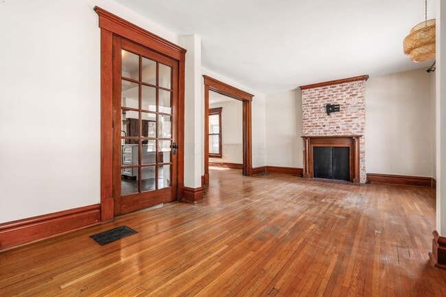 Building Photo - 415 W 5th Ave