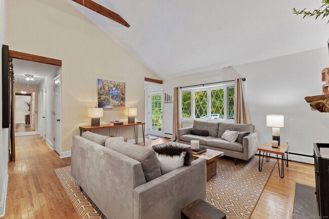 Foto del edificio - 126 Lakeside Dr