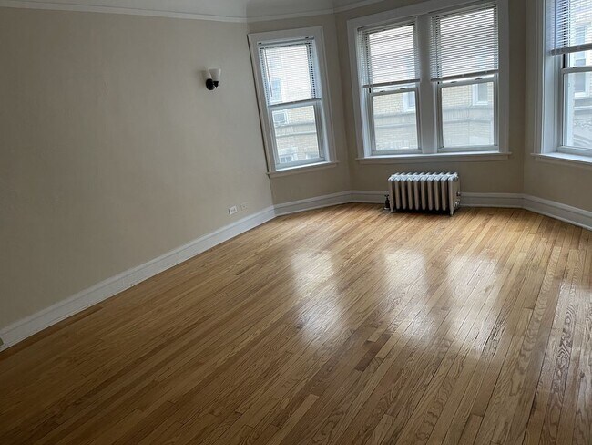 Building Photo - 1806 W Farwell Ave