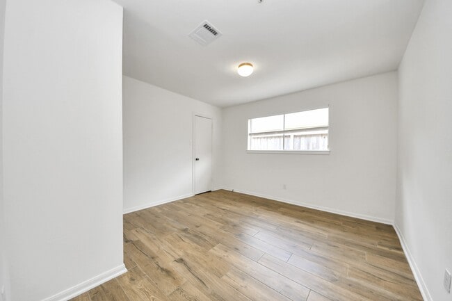 Foto del edificio - 8006 Oakington Dr