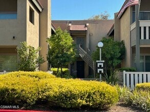 Building Photo - 245 Oak Leaf Dr