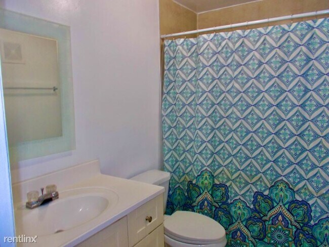 Building Photo - 3 br, 1 bath Townhome - 12011 SW 110 ST Cir N