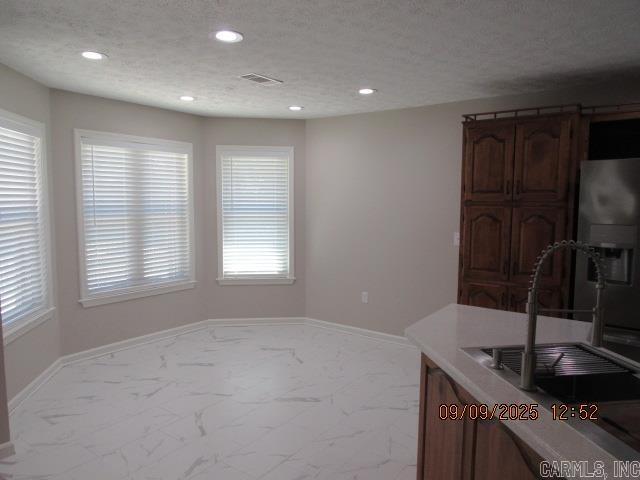 Building Photo - 820 Drake Dr