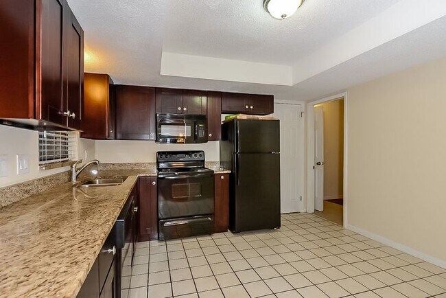 Kitchen - 1077 40th Ave NE