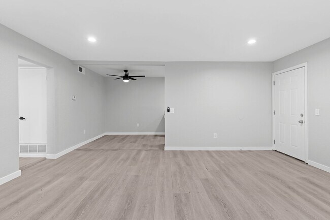 Foto del interior - 8101 Larson Avenue