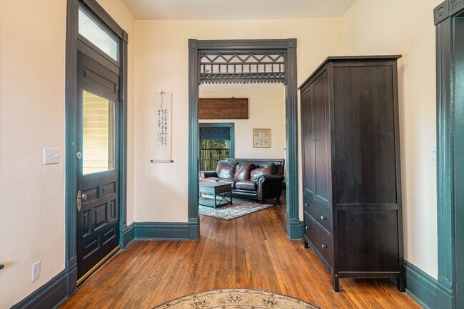Building Photo - Classic Furnished Sylvan Park Craftsman fo...