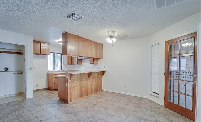 Building Photo - 4809 Hahn Ave
