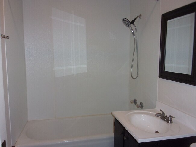 Foto del edificio - 2+bd 1ba home with storage