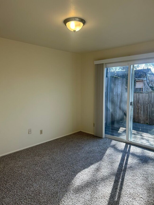 Foto del edificio - (964) 1 Bedroom / 1 Bathroom - Under New Management!