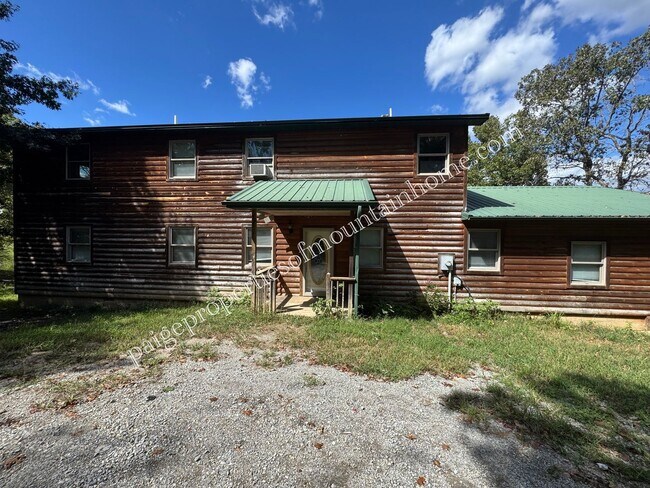 Foto del edificio - 4-bedroom, 3-bath Log Home in the Fairview area