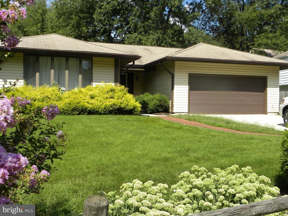 Building Photo - 2231 Richelieu Dr