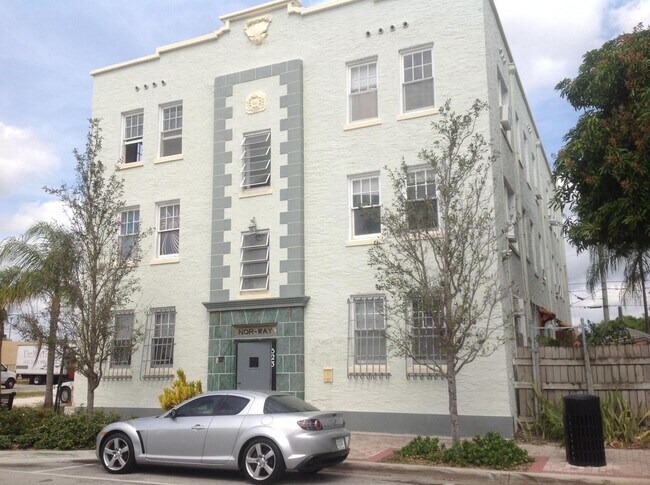 Building Photo - 523 24th St