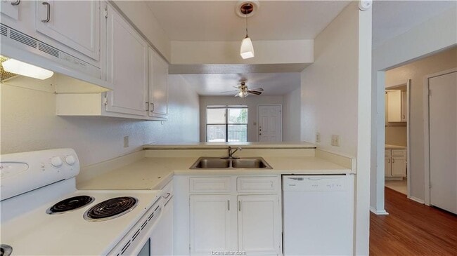 Building Photo - 313 Manuel Dr