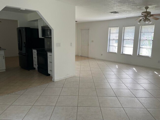 Building Photo - 251 Las Palmas St