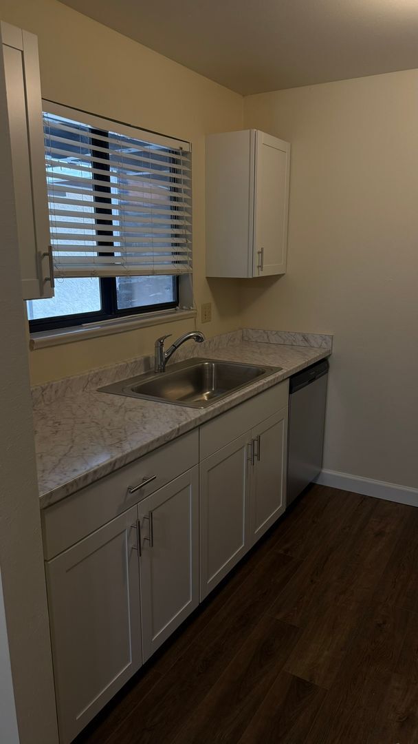 Foto del edificio - 3233 Lakeside Dr