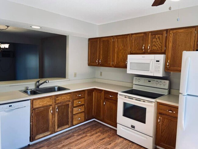 Foto del edificio - 70 Old Town Rd