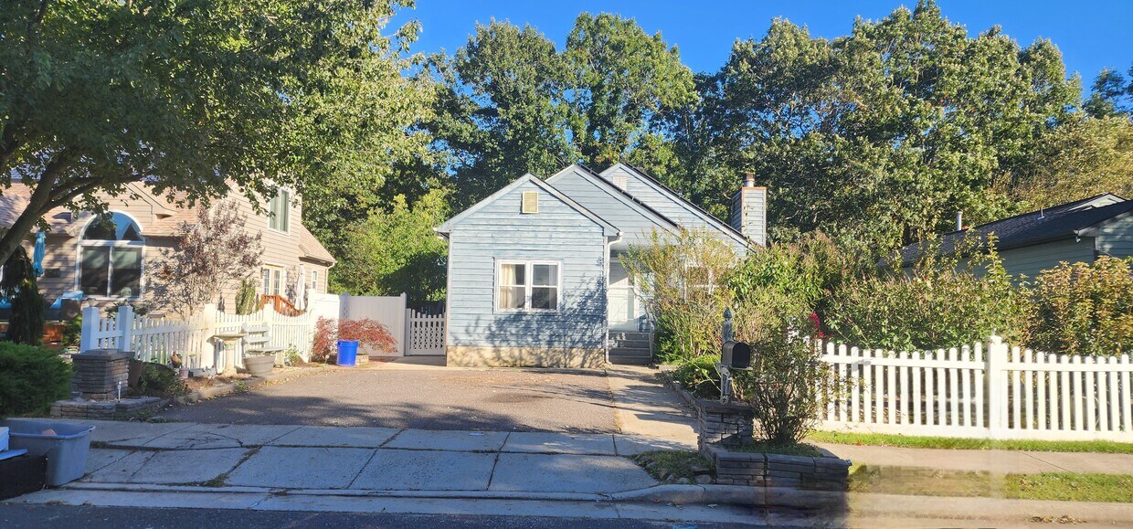 Primary Photo - 136 Constitution Dr