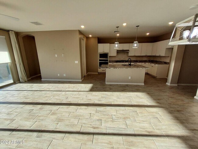 Foto del edificio - 704 N 152nd Dr