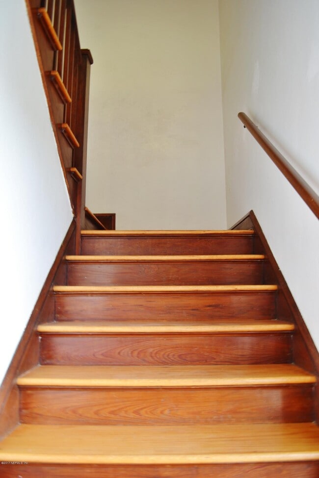 Building Photo - 2557 Dellwood Ave