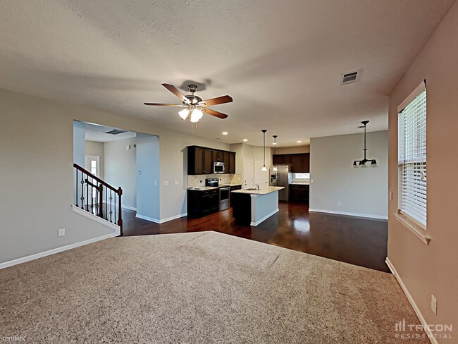 Building Photo - 1637 Robindale Dr
