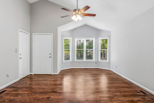 Foto del edificio - NW - Updated Home with Granite Counter-tops, Fire Place, Deck, Storage Building, Garage!