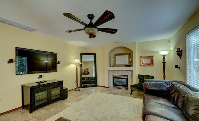 Building Photo - Beautiful 3 bed Home in Country Woods!