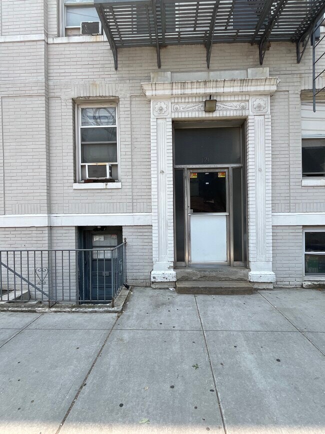 Foto del edificio - 121 Manhattan Ave