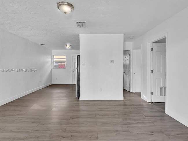 Building Photo - 2512 NW 9th Pl