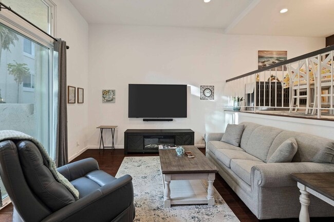 Building Photo - 255 Valley Dr