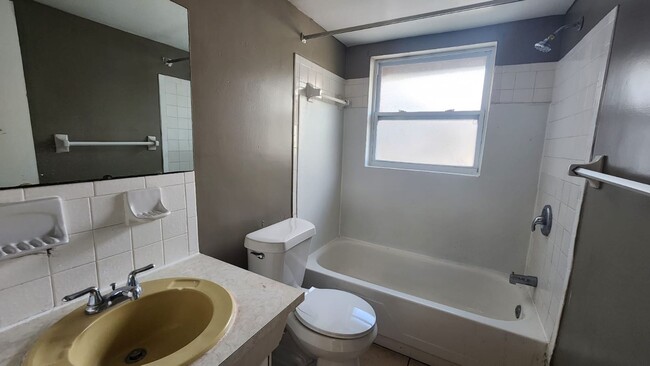 Building Photo - 1424 Spring Lane Apt 1-4