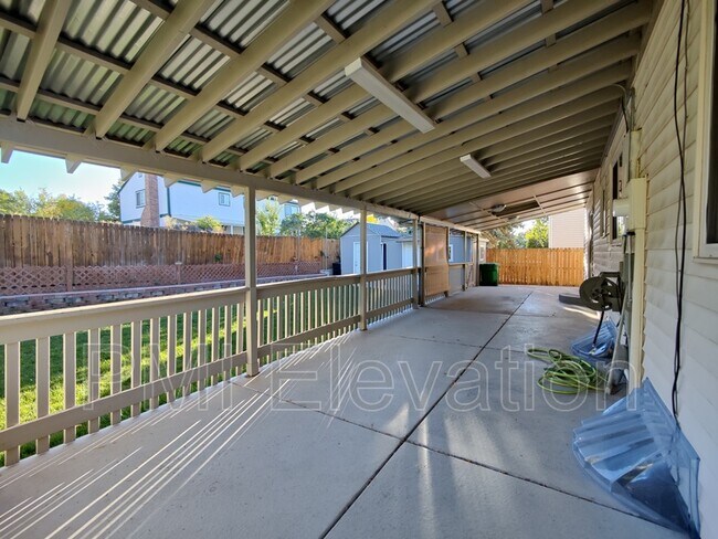 Foto del edificio - 16456 E Kentucky Ave