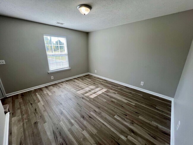 Building Photo - *Newly Renovated* 2 Bed, 1.5 Bath Duplex i...