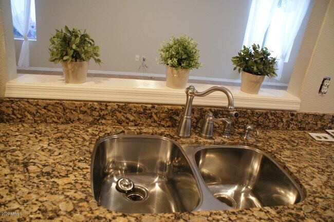 Foto del edificio - 3537 E Kelton Ln