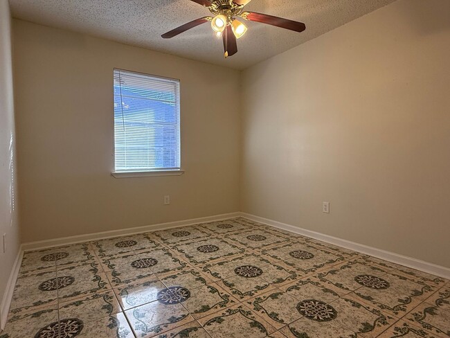 Building Photo - Charming 3 bedroom 1.5 Bathroom Located in...