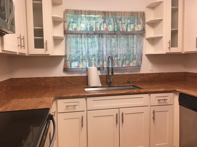 Building Photo - Healani Gardens-2 bed, 2 bath, 2 parking!