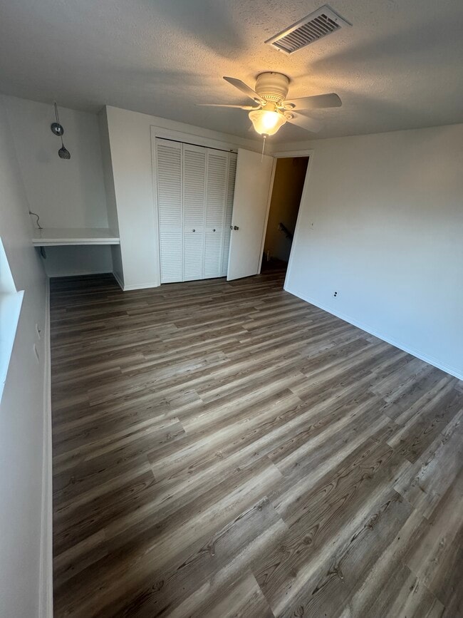 Foto del edificio - 1825 Flagg Ave