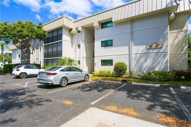 Building Photo - 788 Park Shore Dr