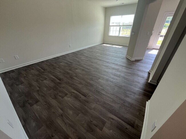 Building Photo - "Charming 3-Bed Townhouse with Granite Elegance in Prime Graham Location!"