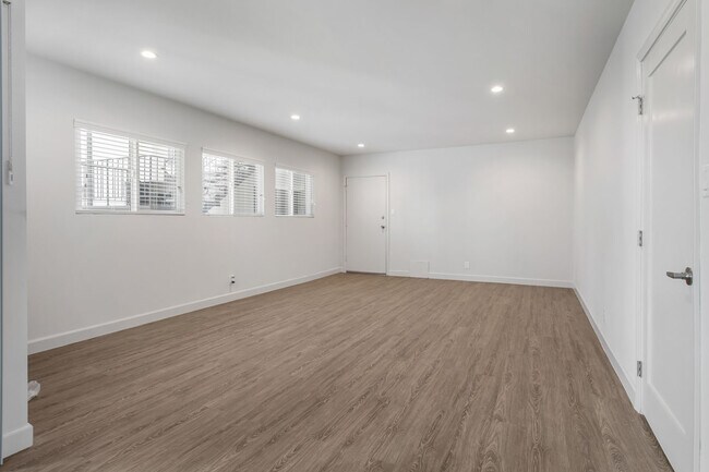 Building Photo - 1117 S Bronson Ave