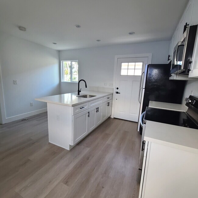 Foto del edificio - 8151 Hazeltine Ave